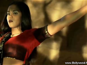 Indian mummy stunner Is epic When She Dances